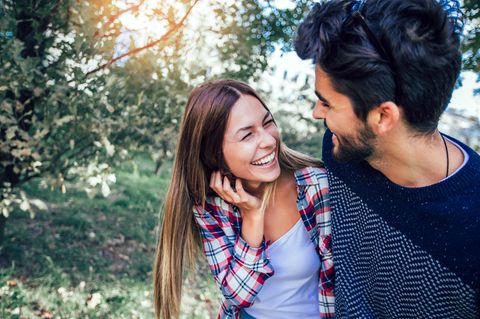 Glückliches Paar lacht