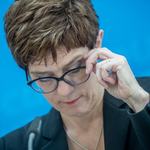 Annegret Kramp-Karrenbauer fasst sich an die Brille - ungeschickter Tweet zu Görlitz