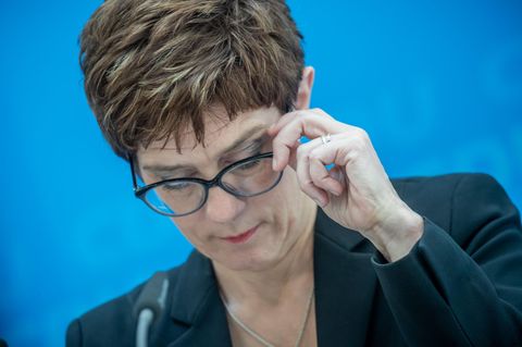Annegret Kramp-Karrenbauer fasst sich an die Brille - ungeschickter Tweet zu Görlitz