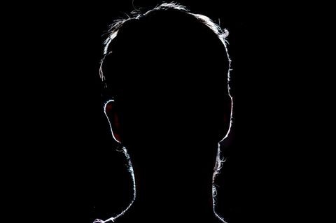 Männerkopf im Gegenlicht
