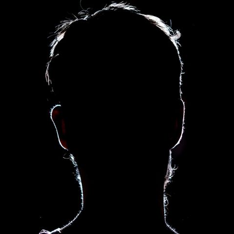 Männerkopf im Gegenlicht