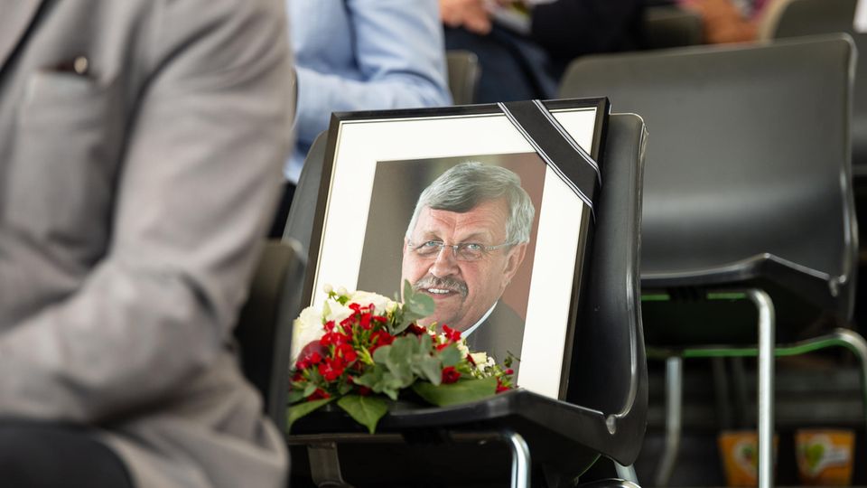 Ein gerahmtes Porträtfoto des erschossenen Kasseler Regierungspräsidenten Walter Lübcke (CDU)