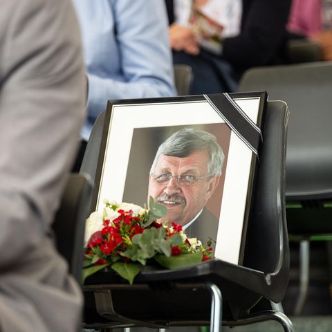 Ein gerahmtes Porträtfoto des erschossenen Kasseler Regierungspräsidenten Walter Lübcke (CDU)