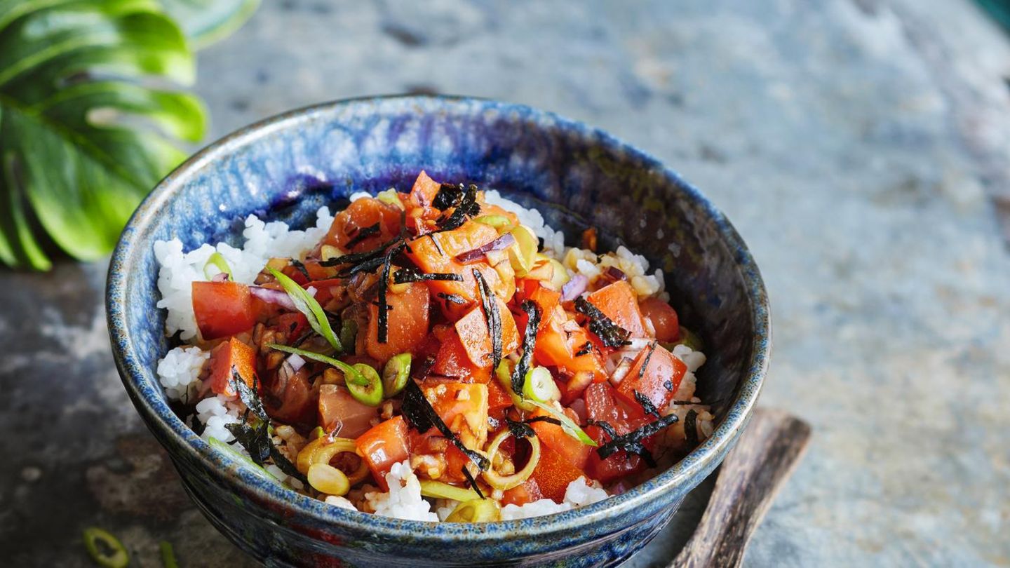 Das Hawaii-Kochbuch: Lomi Lomi Salmon - hawaiianischer Lachssalat Für den Lachs: 300 g Lachsfilet (Sashimiqualität), Salz Für den Reis: 200 g Sushireis (japanischer Rundkornreis), 2 EL Reisessig, 2 TL Zucker, Salz Für die Salatsosse: 2 cm frischer Ingwer, 1 Knoblauchzehe, 60 ml Sojasoße, 2 EL Reisessig, 1 EL Mirin (Reiswein), ½ EL Zucker, 1 EL geröstetes Sesamöl Für den Salat: 4 Tomaten, 2 Frühlingszwiebeln, 2 rote Zwiebeln Zubereitung: Für den Lachs am Tag zuvor das Lachsfilet abwaschen, gut trocken tupfen und mit 2 TL Salz rundherum einreiben. In Frischhaltefolie wickeln und 24 Stunden im Kühlschrank ruhen lassen. In der Zwischenzeit den Reis, wie auf Seite 34 beschrieben, zubereiten. Für die Soße den Ingwer schälen, waschen und fein reiben, den Knoblauch schälen und fein hacken. Ingwer, Knoblauch, Sojasoße, Essig, Mirin und Zucker in eine Schale geben und verrühren, bis sich der Zucker aufgelöst hat. Das Öl dazugeben und verrühren. Für den Salat die Tomaten waschen, vierteln, Kerne und Stielansatz entfernen, dann das Fruchtfleisch in kleine Würfel schneiden. Die Frühlingszwiebeln putzen, waschen und in feine Ringe schneiden. Die Zwiebeln schälen und fein würfeln. Den Lachs mit kaltem Wasser abwaschen, gut trocken tupfen und in ca. 1 cm große Würfel schneiden. Tomate, Frühlingszwiebeln, Zwiebeln und Lachs in einer Schüssel mit der Soße vermischen, abdecken und 5 Minuten in das Eisfach stellen. Das Nori-Blatt halbieren, übereinanderlegen und in feine Streifen schneiden. Den Reis auf zwei Salatschalen verteilen, den Lachssalat darauf anrichten, mit den Nori-Streifen bestreuen und sofort servieren. Lomi Lomi Salmon - hawaiianischer Lachssalat Für den Lachs: 300 g Lachsfilet (Sashimiqualität), Salz Für den Reis: 200 g Sushireis (japanischer Rundkornreis), 2 EL Reisessig, 2 TL Zucker, Salz Für die Salatsosse: 2 cm frischer Ingwer, 1 Knoblauchzehe, 60 ml Sojasoße, 2 EL Reisessig, 1 EL Mirin (Reiswein), ½ EL Zucker, 1 EL geröstetes Sesamöl Für den Salat: 4 Tomaten, 2 Frühlingszwiebeln, 2 rote Zwiebeln Zubereitung: Für den Lachs am Tag zuvor das Lachsfilet abwaschen, gut trocken tupfen und mit 2 TL Salz rundherum einreiben. In Frischhaltefolie wickeln und 24 Stunden im Kühlschrank ruhen lassen. In der Zwischenzeit den Reis, wie auf Seite 34 beschrieben, zubereiten. Für die Soße den Ingwer schälen, waschen und fein reiben, den Knoblauch schälen und fein hacken. Ingwer, Knoblauch, Sojasoße, Essig, Mirin und Zucker in eine Schale geben und verrühren, bis sich der Zucker aufgelöst hat. Das Öl dazugeben und verrühren. Für den Salat die Tomaten waschen, vierteln, Kerne und Stielansatz entfernen, dann das Fruchtfleisch in kleine Würfel schneiden. Die Frühlingszwiebeln putzen, waschen und in feine Ringe schneiden. Die Zwiebeln schälen und fein würfeln. Den Lachs mit kaltem Wasser abwaschen, gut trocken tupfen und in ca. 1 cm große Würfel schneiden. Tomate, Frühlingszwiebeln, Zwiebeln und Lachs in einer Schüssel mit der Soße vermischen, abdecken und 5 Minuten in das Eisfach stellen. Das Nori-Blatt halbieren, übereinanderlegen und in feine Streifen schneiden. Den Reis auf zwei Salatschalen verteilen, den Lachssalat darauf anrichten, mit den Nori-Streifen bestreuen und sofort servieren.