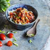 Lomi Lomi Salmon - hawaiianischer Lachssalat  Für den Lachs: 300 g Lachsfilet (Sashimiqualität), Salz  Für den Reis: 200 g Sushireis (japanischer Rundkornreis), 2 EL Reisessig, 2 TL Zucker, Salz  Für die Salatsosse: 2 cm frischer Ingwer, 1 Knoblauchzehe, 60 ml Sojasoße, 2 EL Reisessig, 1 EL Mirin (Reiswein), ½ EL Zucker, 1 EL geröstetes Sesamöl  Für den Salat: 4 Tomaten, 2 Frühlingszwiebeln, 2 rote Zwiebeln      Zubereitung:  Für den Lachs am Tag zuvor das Lachsfilet abwaschen, gut trocken tupfen und mit 2 TL Salz rundherum einreiben. In Frischhaltefolie wickeln und 24 Stunden im Kühlschrank ruhen lassen.      In der Zwischenzeit den Reis, wie auf Seite 34 beschrieben, zubereiten. Für die Soße den Ingwer schälen, waschen und fein reiben, den Knoblauch schälen und fein hacken. Ingwer, Knoblauch, Sojasoße, Essig, Mirin und Zucker in eine Schale geben und verrühren, bis sich der Zucker aufgelöst hat. Das Öl dazugeben und verrühren.      Für den Salat die Tomaten waschen, vierteln, Kerne und Stielansatz entfernen, dann das Fruchtfleisch in kleine Würfel schneiden. Die Frühlingszwiebeln putzen, waschen und in feine Ringe schneiden. Die Zwiebeln schälen und fein würfeln.      Den Lachs mit kaltem Wasser abwaschen, gut trocken tupfen und in ca. 1 cm große Würfel schneiden. Tomate, Frühlingszwiebeln, Zwiebeln und Lachs in einer Schüssel mit der Soße vermischen, abdecken und 5 Minuten in das Eisfach stellen. Das Nori-Blatt halbieren, übereinanderlegen und in feine Streifen schneiden. Den Reis auf zwei Salatschalen verteilen, den Lachssalat darauf anrichten, mit den Nori-Streifen bestreuen und sofort servieren.