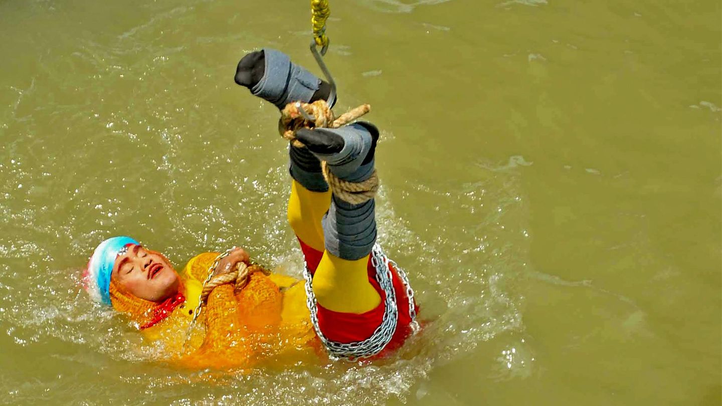 it einem Seil und Ketten gefesselt hat sich ein Zauberkünstler in Indien in den Ganges fallen lassen