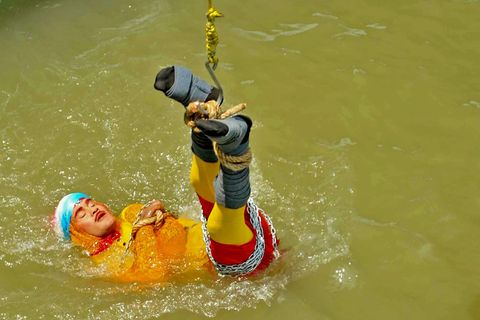 it einem Seil und Ketten gefesselt hat sich ein Zauberkünstler in Indien in den Ganges fallen lassen