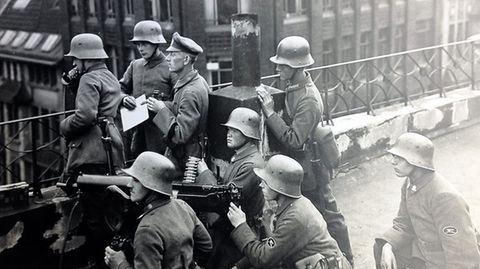 Die Reichwehr schlägt die Unruhen nieder.