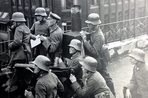 Die Reichwehr schlägt die Unruhen nieder.