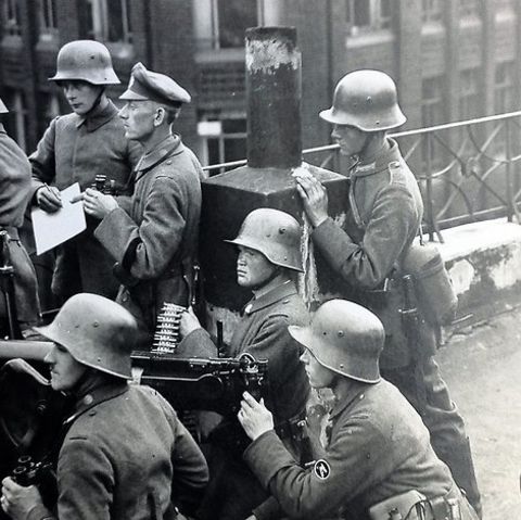 Die Reichwehr schlägt die Unruhen nieder.