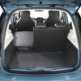 Der Kofferraum hat ein Fassungsvermögen von 338 Liter bis 1.225 Litern