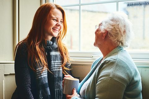 Ältere Dame und junge Frau lachen zusammen