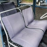 Die Sitze im Citroen 2 CV wirken wie Campingstühle