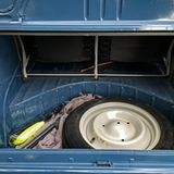 Der Kofferraum im Citroen 2 CV: zerklüftet