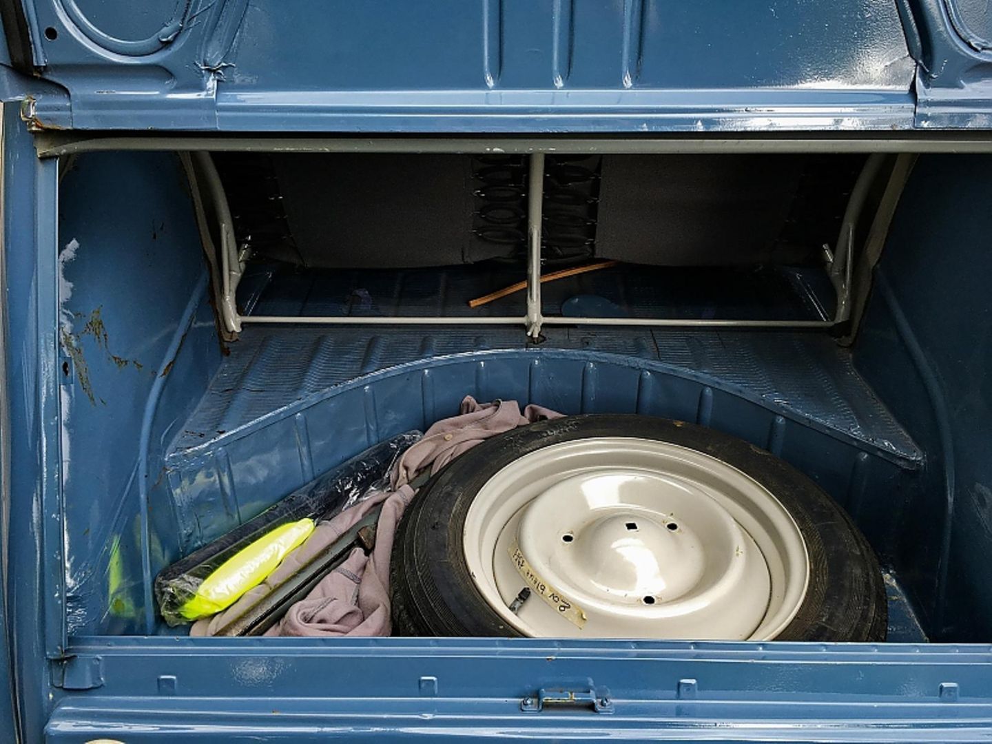 Der Kofferraum im Citroen 2 CV: zerklüftet