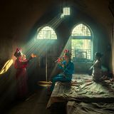 Kategorie Menschen, 1. Platz: Showtime  Schauspieler bereiten sich auf eine abendliche Opernvorstellung im chinesischen Licheng County vor. "Ich habe den ganzen Tag mit diesen Schauspielern verbracht, vom Make-up bis zur Bühne", berichtet Huaifeng Li.      https://yourshot.nationalgeographic.com/photos/13707265/