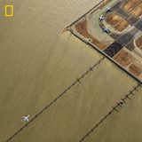 Kategorie Stadt, 2. Platz: Im Zeitalter der Luftfahrt  Der internationale Flughafen von San Francisco verfügt über vier Pisten. Hier ein Blick von oben auf den Beginn der Piste 28L. Für das Bild hatte der Fotograf die Genehmigung hoch über der landenden Maschine zu fliegen. "Der Flug war herausfordernd, aber auch so aufregend, dass ich danach einige Tage nicht schlafen konnte", erinnert sich Jassen Todorov.      https://yourshot.nationalgeographic.com/photos/13546642/