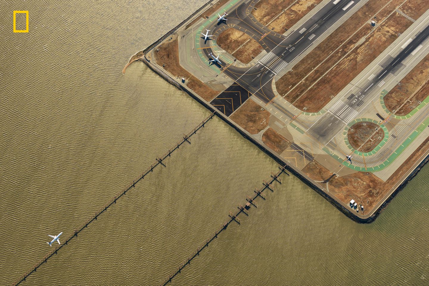 Fotowettbewerb National Geographic 2019: Kategorie Stadt, 2. Platz: Im Zeitalter der Luftfahrt Der internationale Flughafen von San Francisco verfügt über vier Pisten. Hier ein Blick von oben auf den Beginn der Piste 28L. Für das Bild hatte der Fotograf die Genehmigung hoch über der landenden Maschine zu fliegen. "Der Flug war herausfordernd, aber auch so aufregend, dass ich danach einige Tage nicht schlafen konnte", erinnert sich Jassen Todorov. https://yourshot.nationalgeographic.com/photos/13546642/ Kategorie Stadt, 2. Platz: Im Zeitalter der Luftfahrt Der internationale Flughafen von San Francisco verfügt über vier Pisten. Hier ein Blick von oben auf den Beginn der Piste 28L. Für das Bild hatte der Fotograf die Genehmigung hoch über der landenden Maschine zu fliegen. "Der Flug war herausfordernd, aber auch so aufregend, dass ich danach einige Tage nicht schlafen konnte", erinnert sich Jassen Todorov. https://yourshot.nationalgeographic.com/photos/13546642/