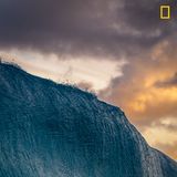 Kategorie Natur, 2. Platz: Traumfänger  "Was passiert, bevor eine Welle bricht? Diese Frage war meine Aufgabe im vergangenen Jahr. An diesem Tag habe ich beschlossen, den Sonnenuntergang auf der Ostseite von Oahu, Hawaii, zu fotografieren", erinnert sich Danny Sepkowski. "Ich musste in meinen Sucher schauen, während sich diese Welle brach. Keine leichte Aufgabe, um nicht zermalmt zu werden."      https://yourshot.nationalgeographic.com/photos/12646052/