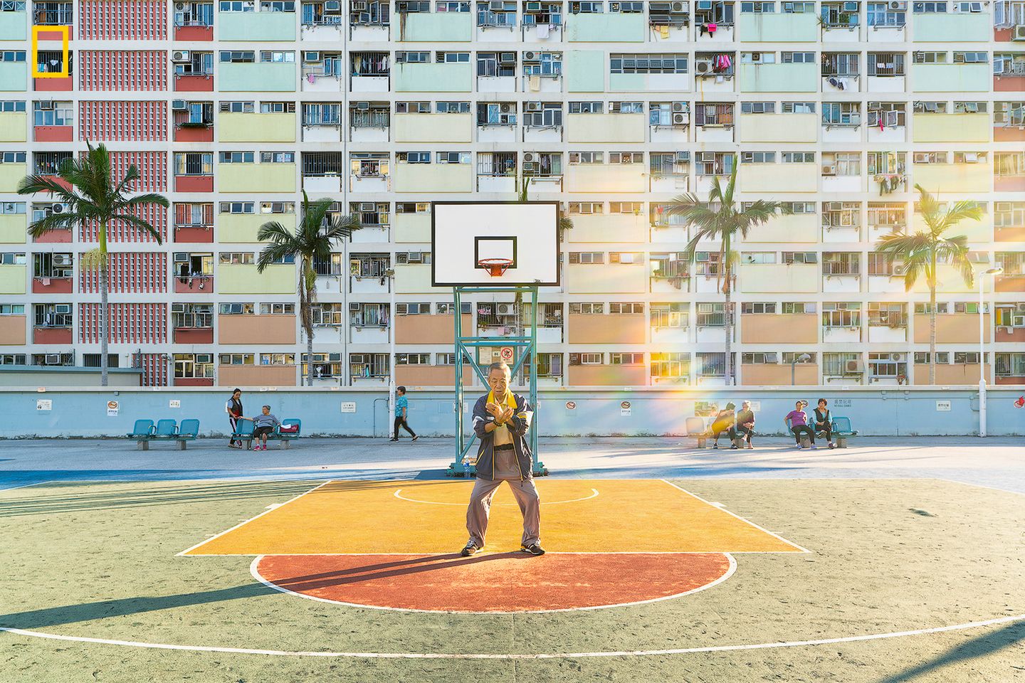 Fotowettbewerb National Geographic 2019: Kategorie Menschen, 2. Platz: Tägliche Routine Ein alter Mann macht im ersten Morgenlicht seine Tai-Chi-Übungen auf einem Sportplatz im Choi Hung House in Hong Kong, auf dem nachmittags viele junge Menschen des Viertels Basketball spielen. https://yourshot.nationalgeographic.com/photos/13564149/ Kategorie Menschen, 2. Platz: Tägliche Routine Ein alter Mann macht im ersten Morgenlicht seine Tai-Chi-Übungen auf einem Sportplatz im Choi Hung House in Hong Kong, auf dem nachmittags viele junge Menschen des Viertels Basketball spielen. https://yourshot.nationalgeographic.com/photos/13564149/