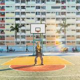 Kategorie Menschen, 2. Platz: Tägliche Routine  Ein alter Mann macht im ersten Morgenlicht seine Tai-Chi-Übungen auf einem Sportplatz im Choi Hung House in Hong Kong, auf dem nachmittags viele junge Menschen des Viertels Basketball spielen.      https://yourshot.nationalgeographic.com/photos/13564149/