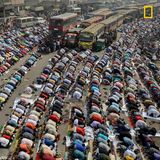Kategorie Stadt, 3. Platz: In den Straßen von Dhaka  Bishwa Ijtema, so heißt eine der wichtigsten islamischen religiösen Feiertage, wenn Millionen von Muslimen in die Hauptstadt von Bangladesch strömen. Selbst spezielle Gebetsstätte sind nicht groß genug, um diese große Anzahl von Menschen zu bewältigen, so dass Tausende mitten auf der Hauptstraße von Dhaka beten.      https://yourshot.nationalgeographic.com/photos/13598421/
