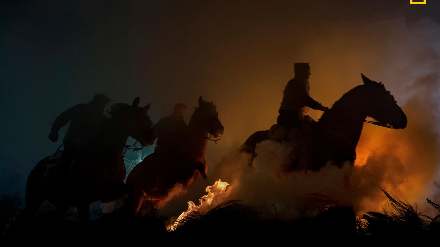 Fotowettbewerb National Geographic 2019: Kategorie Menschen, 3. Platz: Pferderituale Jedes Jahr am Fest des heiligen Antonius wird in der spanischen Avila die Zeremonie zur Reinigung der Tiere unter dem Namen "Las Luminarias" gefeiert. https://yourshot.nationalgeographic.com/photos/13381741/ Kategorie Menschen, 3. Platz: Pferderituale Jedes Jahr am Fest des heiligen Antonius wird in der spanischen Avila die Zeremonie zur Reinigung der Tiere unter dem Namen "Las Luminarias" gefeiert. https://yourshot.nationalgeographic.com/photos/13381741/