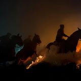 Kategorie Menschen, 3. Platz: Pferderituale  Jedes Jahr am Fest des heiligen Antonius wird in der spanischen Avila die Zeremonie zur Reinigung der Tiere unter dem Namen "Las Luminarias" gefeiert.      https://yourshot.nationalgeographic.com/photos/13381741/