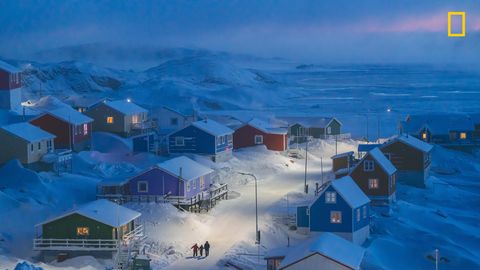 Kategorie Stadt, 1. Platz:  Das Siegerbild "Winter in Grönland"  Das beste Foto des Wettbewerbs National Geographic Travel Photographer of the Year. Es entstand in Upernavik in Westgrönland.  https://yourshot.nationalgeographic.com/photos/13680531/