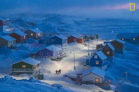 Kategorie Stadt, 1. Platz:  Das Siegerbild "Winter in Grönland"  Das beste Foto des Wettbewerbs National Geographic Travel Photographer of the Year. Es entstand in Upernavik in Westgrönland.  https://yourshot.nationalgeographic.com/photos/13680531/