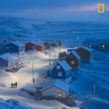 Kategorie Stadt, 1. Platz:  Das Siegerbild "Winter in Grönland"  Das beste Foto des Wettbewerbs National Geographic Travel Photographer of the Year. Es entstand in Upernavik in Westgrönland.  https://yourshot.nationalgeographic.com/photos/13680531/