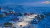 Kategorie Stadt, 1. Platz:  Das Siegerbild "Winter in Grönland"  Das beste Foto des Wettbewerbs National Geographic Travel Photographer of the Year. Es entstand in Upernavik in Westgrönland.  https://yourshot.nationalgeographic.com/photos/13680531/