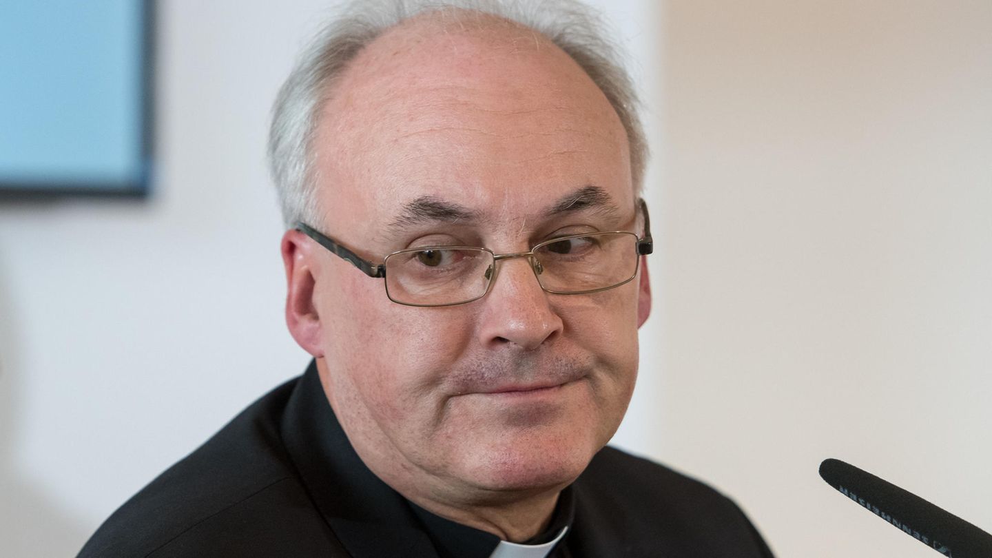 Regenburger Bischof Rudolf Voderholzer  mit Halbglatze und Brille