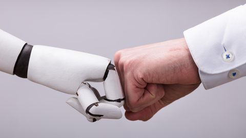 Fist Bump von Mensch und Roboter