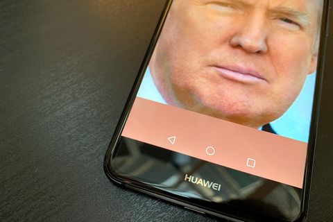 Donald Trumps Gesicht auf einem Huawei-Smartphone