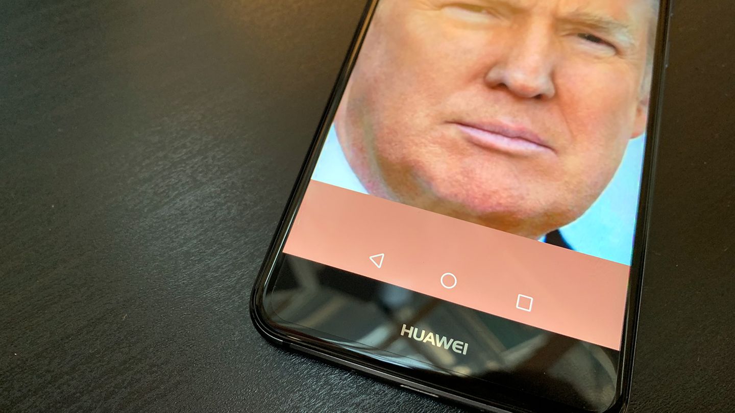 Donald Trumps Gesicht auf einem Huawei-Smartphone