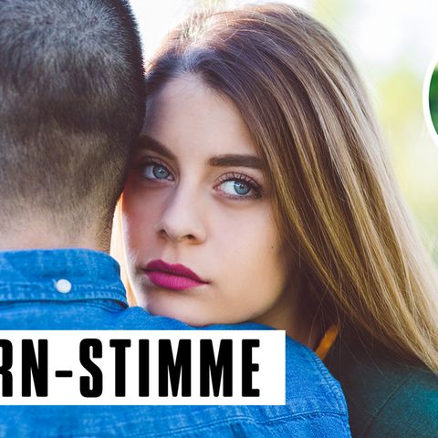 Eine Frau schaut nachdenklich über die Schulter eines Mannes