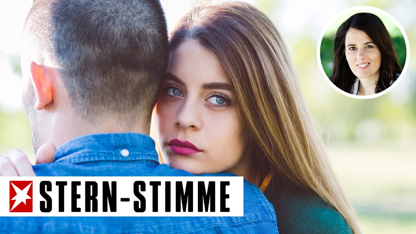 Eine Frau schaut nachdenklich über die Schulter eines Mannes Eine Frau schaut nachdenklich über die Schulter eines Mannes