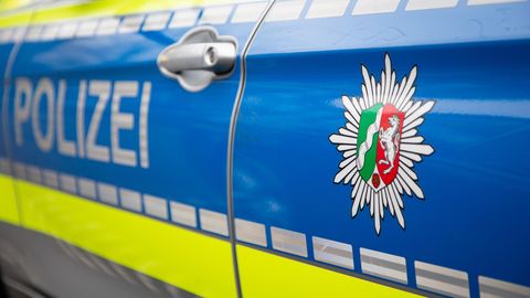 Polizei NRW mit mehreren Streifenwagen im Einsatz bei einem Kreisligaspiel in Duisburg