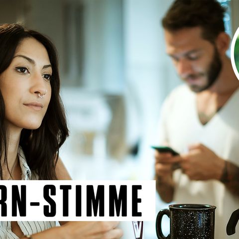 Eine Frau schaut frustriert, während sich der Mann mit dem Smartphone beschäftigt