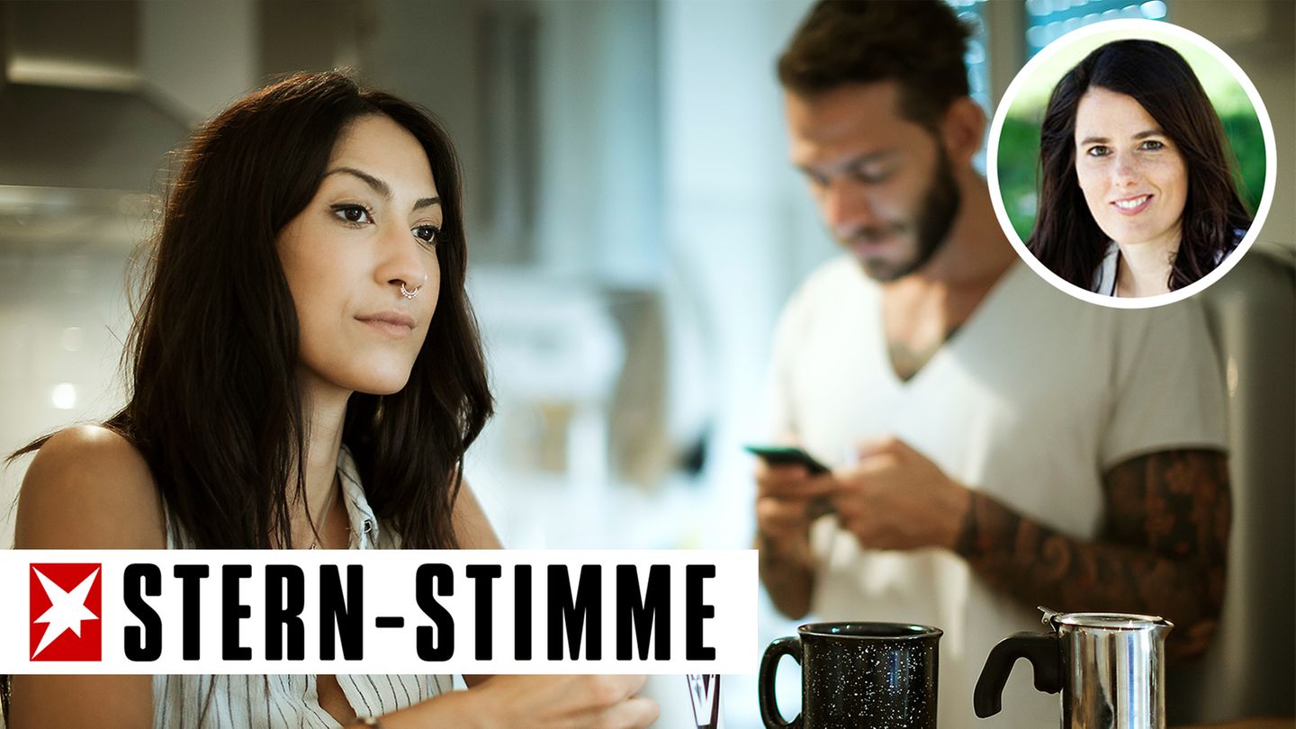 Eine Frau schaut frustriert, während sich der Mann mit dem Smartphone beschäftigt