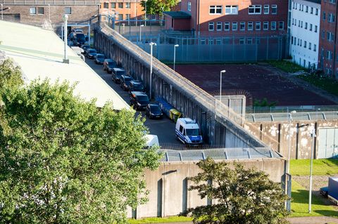 Polizeibeamte vor der JVA Lübeck