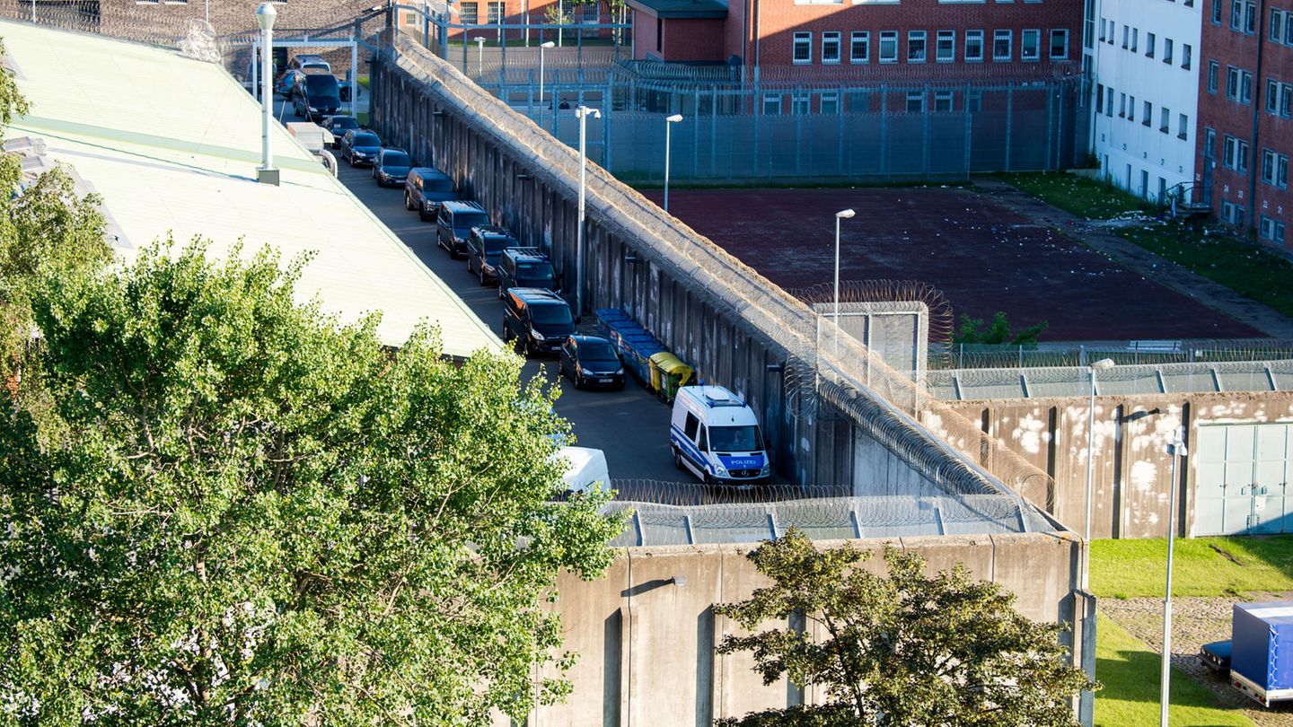Polizeibeamte vor der JVA Lübeck