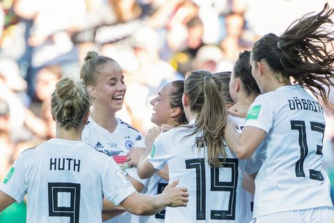 Svenja Huth , Giulia Gwinn, Lina Magull, Klara Bühl und Sara Däbritz jubeln