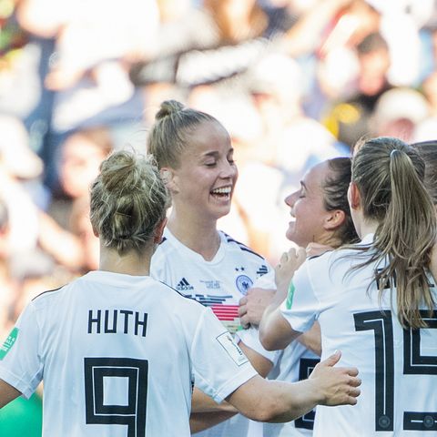Svenja Huth , Giulia Gwinn, Lina Magull, Klara Bühl und Sara Däbritz jubeln