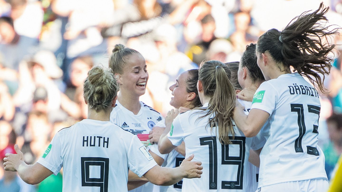Svenja Huth , Giulia Gwinn, Lina Magull, Klara Bühl und Sara Däbritz jubeln