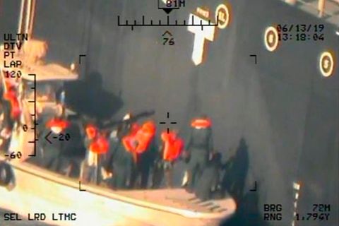 Dieses Foto soll zeigen, wie Soldaten des Iran eine nicht explodierte Haftmine von einem der Tanker entfernen