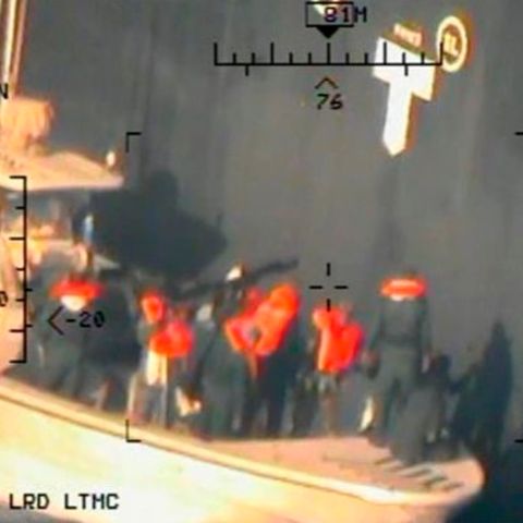 Dieses Foto soll zeigen, wie Soldaten des Iran eine nicht explodierte Haftmine von einem der Tanker entfernen