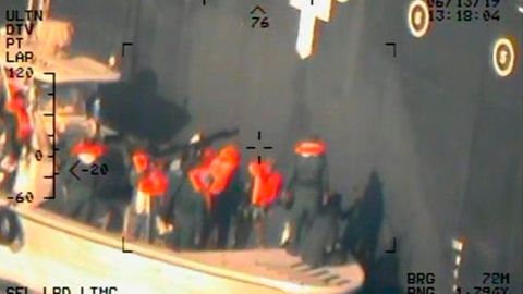 Dieses Foto soll zeigen, wie Soldaten des Iran eine nicht explodierte Haftmine von einem der Tanker entfernen