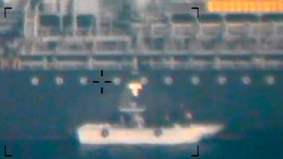 Auch dieses Foto soll zeigen, wie iranische Soldaten eine nicht explodierte Haft-Mine von der "Kokuka Courageous" entfernen Auch dieses Foto soll zeigen, wie iranische Soldaten eine nicht explodierte Haft-Mine von der "Kokuka Courageous" entfernen